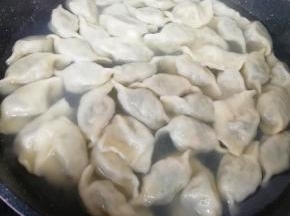 锅内放水烧开，下入饺子煮熟。