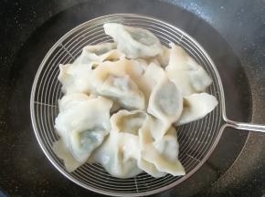 香喷喷的饺子出锅了。