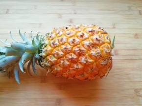 准备好一个新鲜菠萝去皮(我是买回来自己去皮的，也可以买的时候就让人家帮忙去皮削好)。