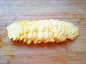 去皮的菠萝冲洗干净，切成厚度大概0.5mm的片。