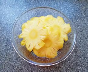 切好的菠萝片放入盆里。