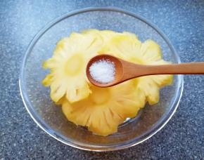 加入盐和纯净水泡10分钟左右。