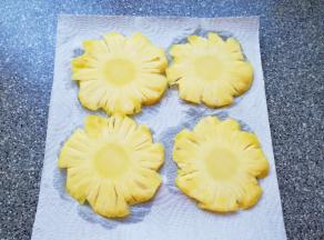 用淡盐水泡过的菠萝片捞出，直接放在厨房用纸上吸干水分。