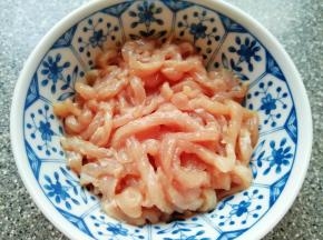 瘦肉切成丝，加入鸡粉、玉米淀粉和一点食用油搅拌均匀，腌制15分钟左右。
