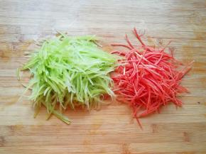 莴笋红萝卜分别洗干净用擦丝器擦成丝。