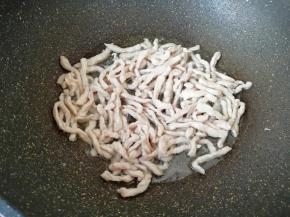 炒锅内倒适量的食用油烧热，下入腌制好的肉丝，大火快速划炒至肉丝变色盛出备用。