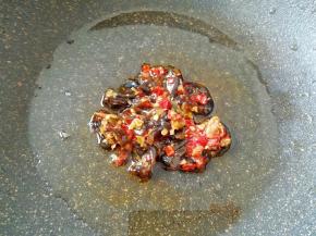 锅底留余油继续烧热，下入鲜椒黑木耳酱炒香。