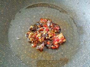 锅底留余油继续烧热，下入鲜椒黑木耳酱炒香。