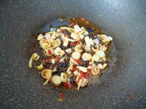 下入葱姜蒜炒香。