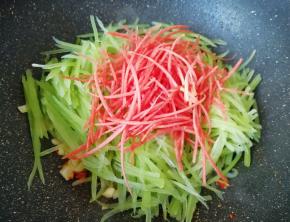 下入莴笋和红萝卜丝翻炒均匀。