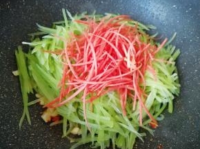 下入莴笋和红萝卜丝翻炒均匀。