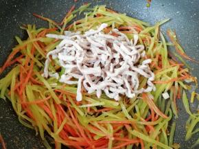 下入炒好的肉丝翻炒均匀。