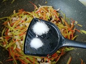 放盐和糖调味。