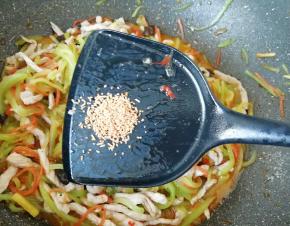 最后加入原味鲜翻炒均匀，关火出锅。