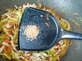 最后加入原味鲜翻炒均匀，关火出锅。