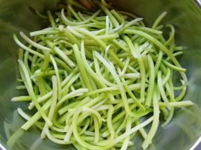 茼蒿杆摘去老根部分掰成段。