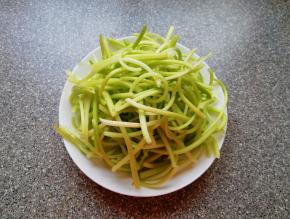 清洗干净沥干水分。