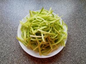 清洗干净沥干水分。