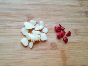 大蒜切成片，干红辣椒切成小段。