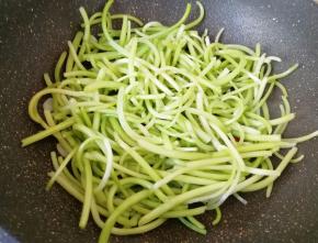 翻炒至茼蒿杆变色变软。