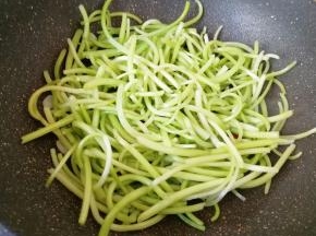 翻炒至茼蒿杆变色变软。
