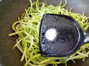 放盐调味。