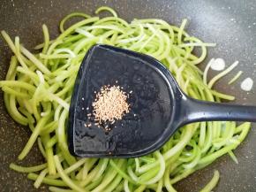 放原味鲜翻炒均匀。