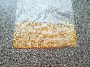 核桃仁装进保鲜袋里面，用擀面杖压碎。