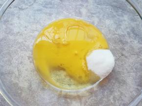 盆里倒入蛋液、玉米油和细砂糖。