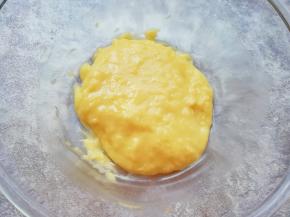 用硅胶刮刀翻拌均匀。