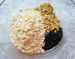 加入燕麦片、黑芝麻和核桃仁。