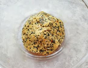 带上一次性手套抓捏成团。