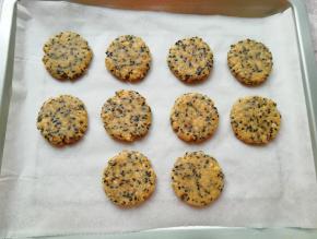 压扁放在烤盘里。