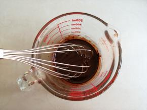 蛋清和蛋黄分别打在两个无水无油盆里，把葵花籽油倒入小奶锅中，用小火加热，不同锅具或者炉具，加热的时间不同。趁热倒入可可粉里，搅拌至可可粉全部溶解