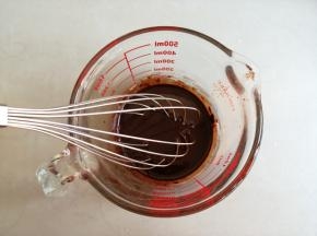 蛋清和蛋黄分别打在两个无水无油盆里，把葵花籽油倒入小奶锅中，用小火加热，不同锅具或者炉具，加热的时间不同。趁热倒入可可粉里，搅拌至可可粉全部溶解