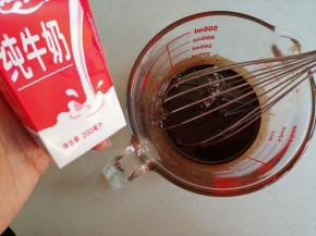 倒入牛奶拌均匀，这时候的油温已经没有那么热了，你可以摸一摸容器，有点余温即可进行下一步