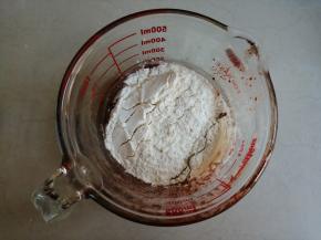 将已经提前过筛的面粉倒入，划Z字拌至不见干粉即可