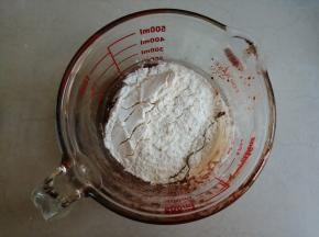 将已经提前过筛的面粉倒入，划Z字拌至不见干粉即可