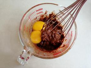 倒入蛋黄，拌均匀