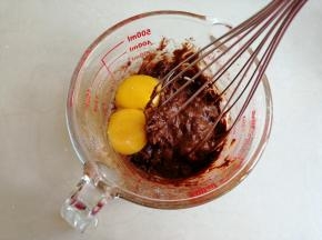 倒入蛋黄，拌均匀