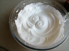 蛋清里分三次加入糖，用电动打蛋器打发至偏干性发泡的蛋白霜