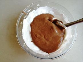 将拌好的蛋糕糊倒入剩余的蛋白霜里，用同样的翻拌手法拌均匀