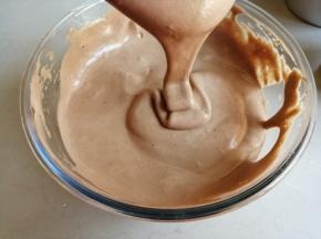 拌好的蛋糕糊很细腻