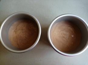 分别倒入两个4寸的阳极活底蛋糕模具里，在桌面上震出气泡