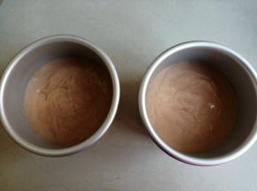 分别倒入两个4寸的阳极活底蛋糕模具里，在桌面上震出气泡