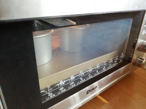 放入已经预热到145度的东菱K40C烤箱最下面一层，烘烤35分钟左右（实际烘烤温度要根据自家烤箱脾气而定）。烘烤好的蛋糕立即取出，在桌面上摔两下，震出热气，再倒扣，等放凉后再脱模