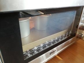 放入已经预热到145度的东菱K40C烤箱最下面一层，烘烤35分钟左右（实际烘烤温度要根据自家烤箱脾气而定）。烘烤好的蛋糕立即取出，在桌面上摔两下，震出热气，再倒扣，等放凉后再脱模