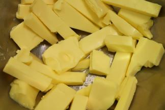 黄油室温软化到可以用手指轻轻按下，切记不要化成水状，曲奇黄油软化的程度非常的重要。