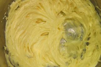 电动打蛋器打发至膨胀变白，软化到位的黄油非常容易就可以打发好。