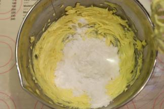 一次性加入糖粉，再次打发至体积变大，颜色变白，盐加水调成盐水，加入黄油内，打发均匀。